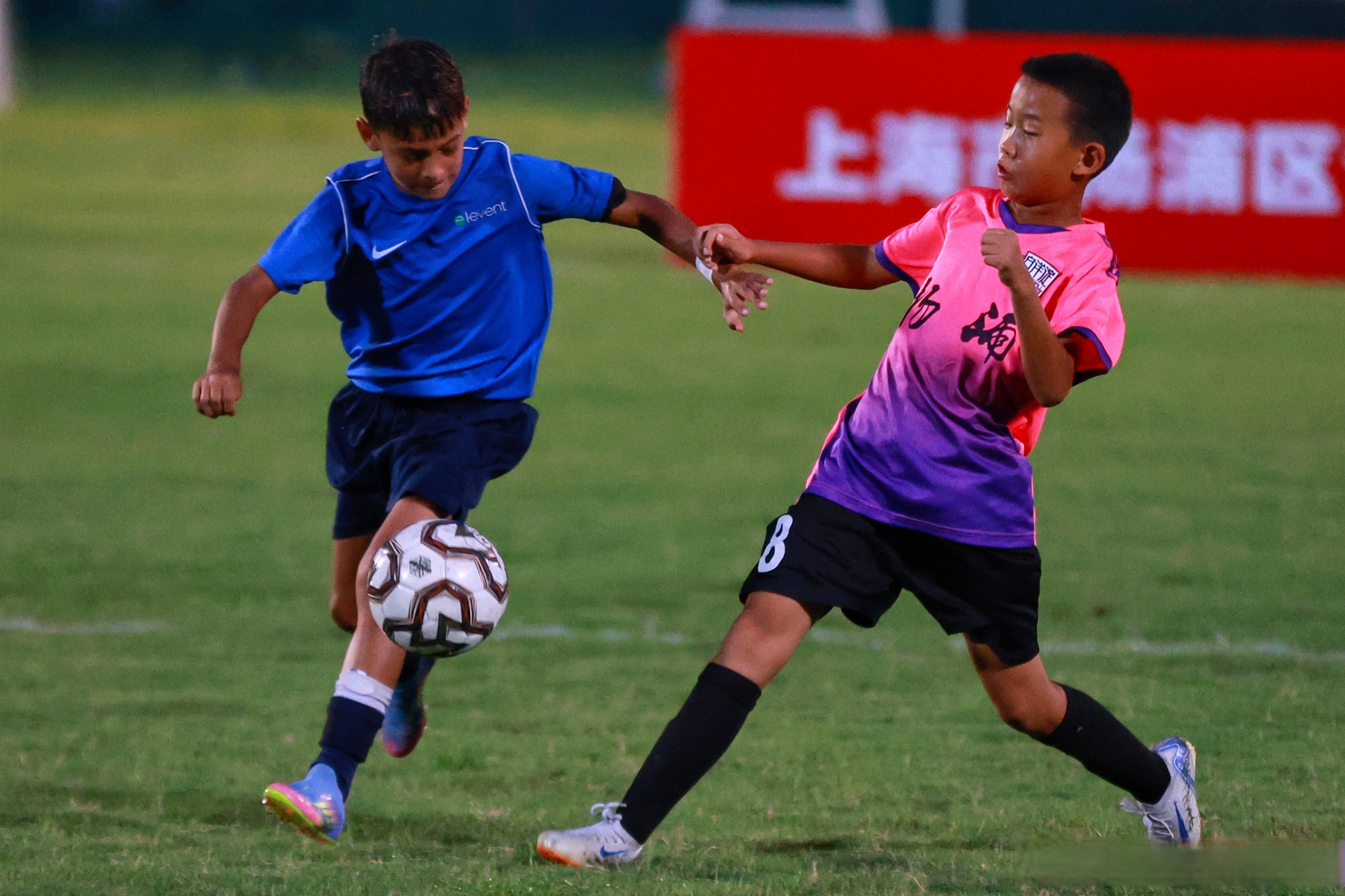 烽火连天：足球赛事冠军争夺战日趋激烈的简单介绍