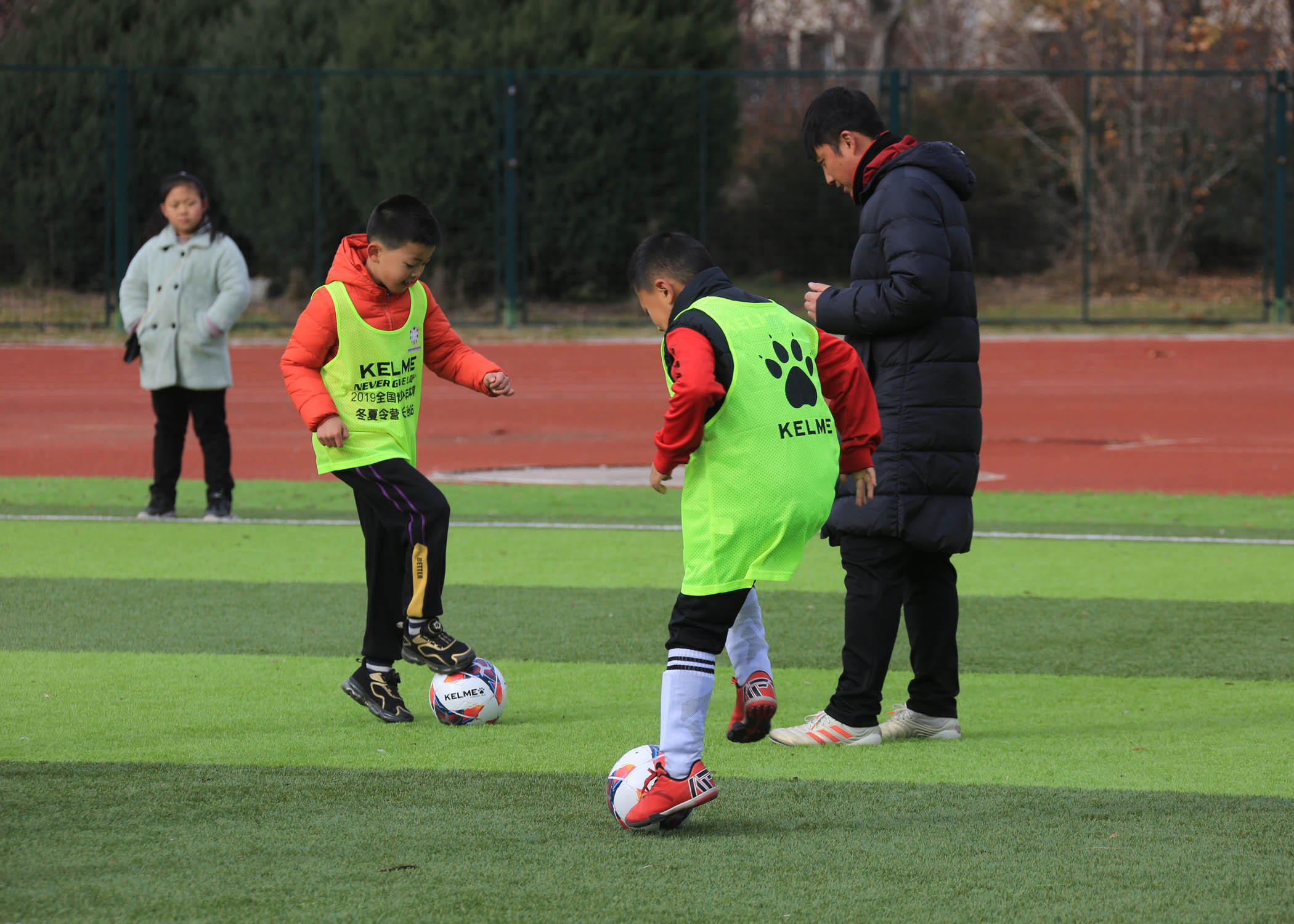 九州娱乐VIP-青年足球夏令营在即，各队备战热情高涨(2025江苏省城市足球联赛各队球员一览表)