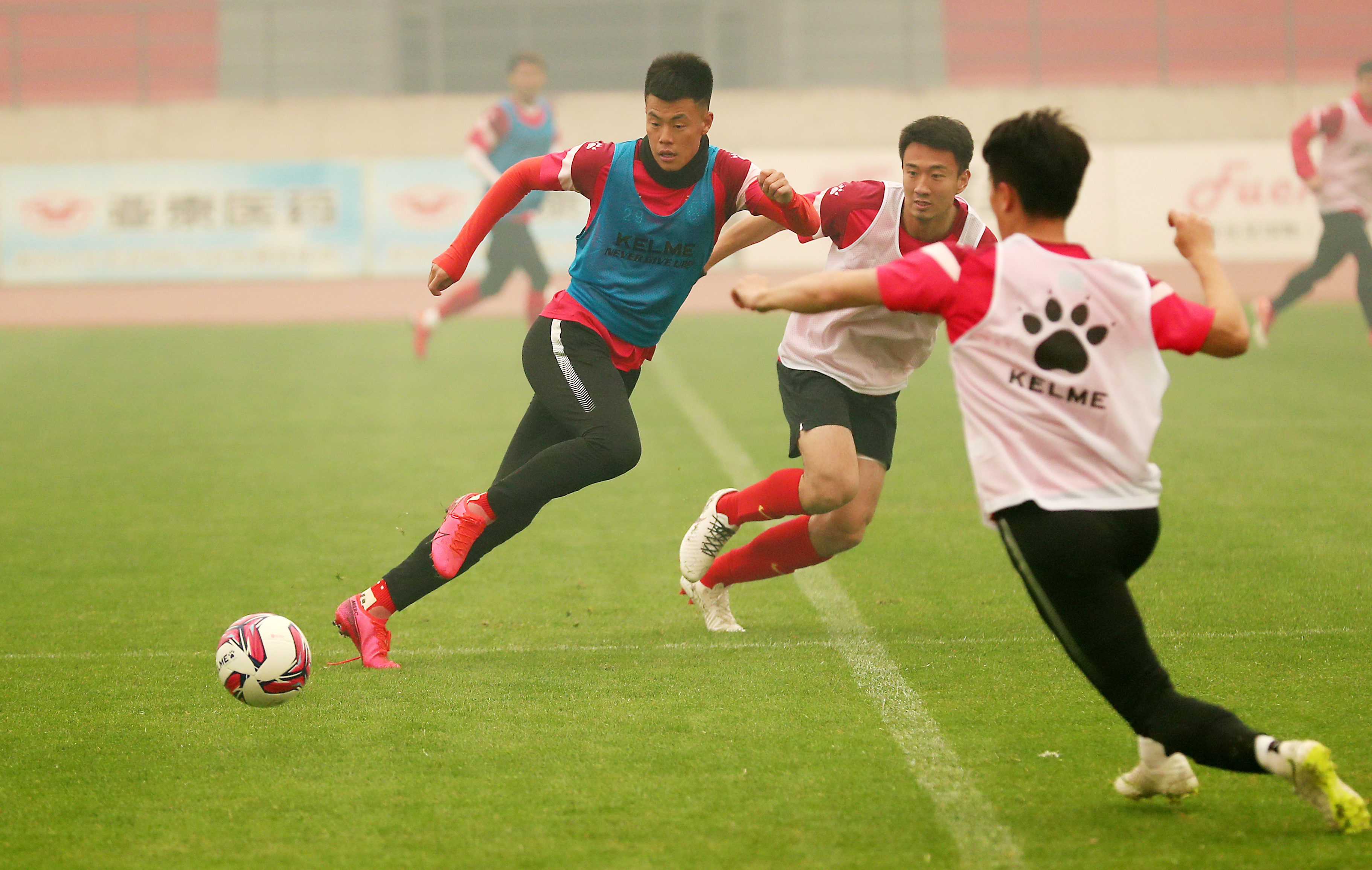 包含河北华夏幸福两球告捷，反超对手的词条