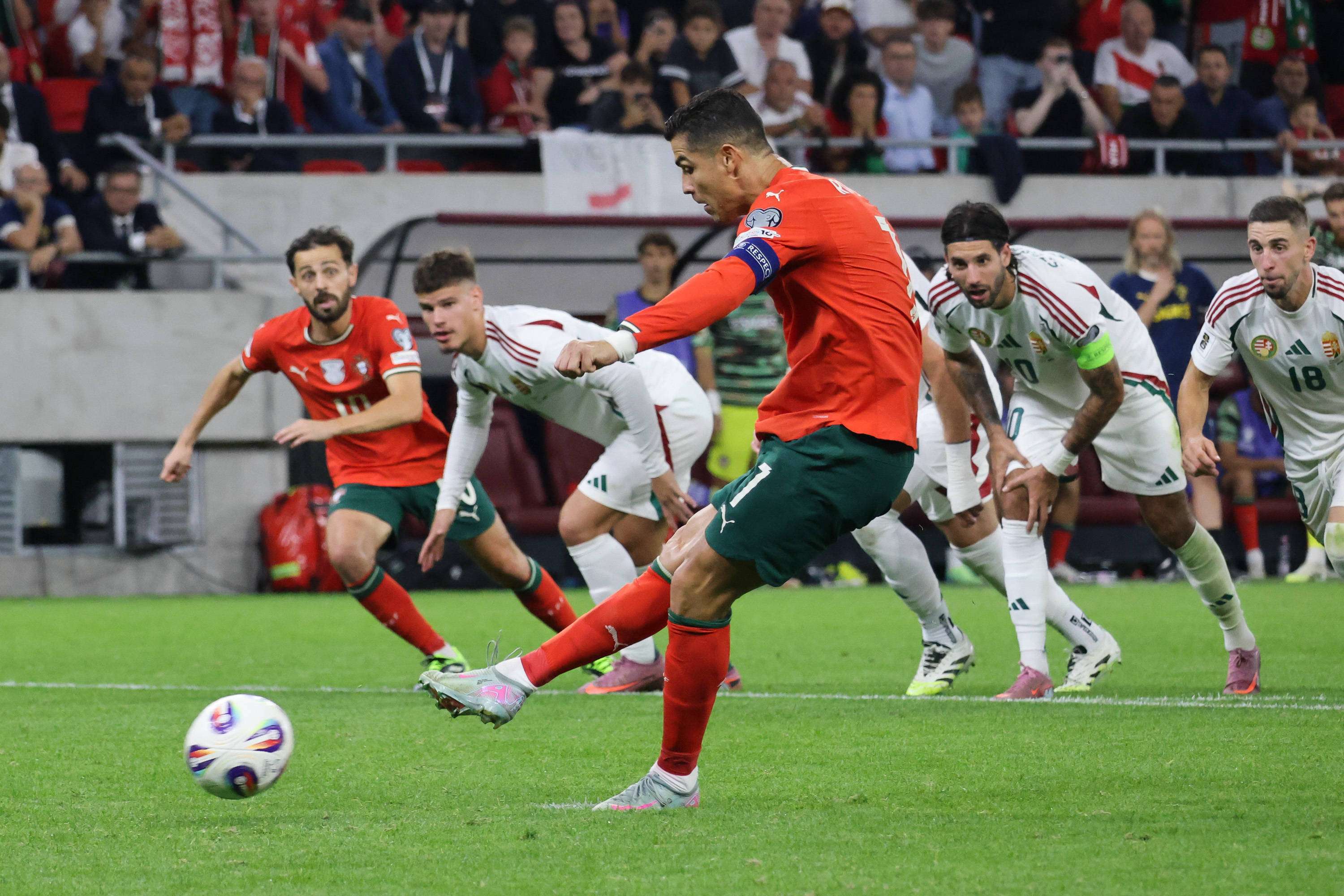 九州娱乐-冰岛男足对匈牙利