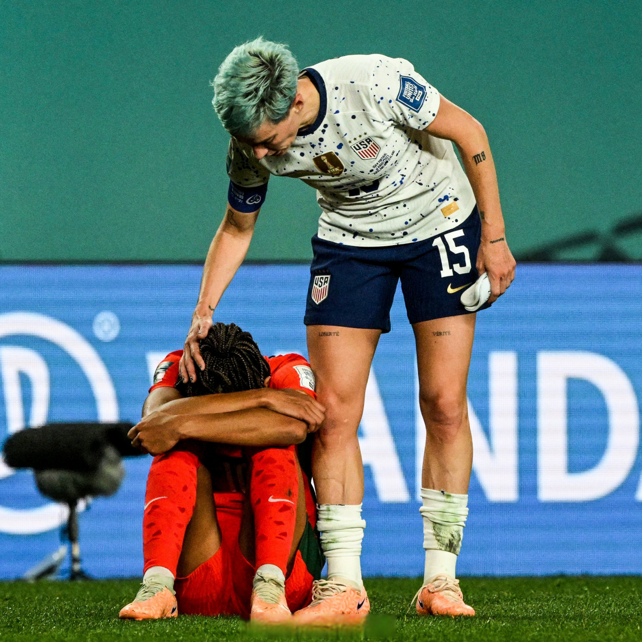 九州娱乐VIP-欧洲杯比赛连场较量，球员拼搏精神感人至深